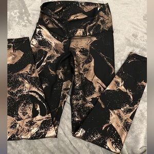 Medium Black and Gold Old Navy Active Leggings